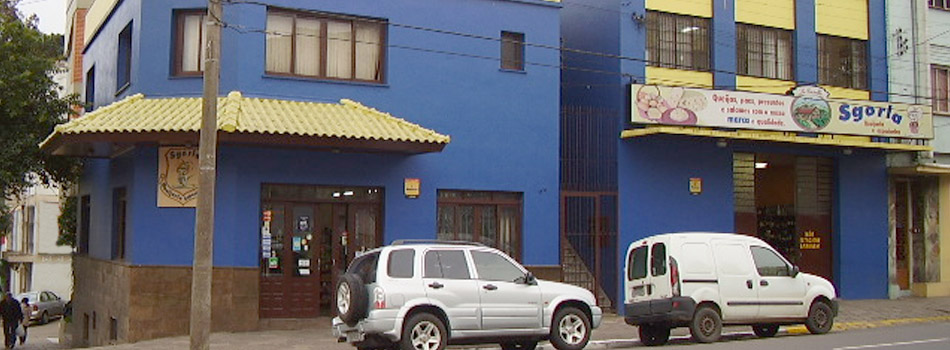 Institucional - Sgorla - <p>
	Os imigrantes italianos deixaram para nós uma cultura forte e uma culinária riquíssima, muito apreciada tanto por seus descendentes quanto pelas pessoas que vem conhecer nossa bela região. </p>
<p>
	Pensando nisso a Sgorla, conceituada como uma das melhores e mais diversificadas lojas do segmento de queijos e especiarias, traz os melhores produtos da culinária típica italiana, feitos artesanalmente e com o sabor da comida da “nonna”. </p>
<p>
	Com o aumento da procura pelos produtos naturais e saborosos, a Sgorla está sempre se aprimorando na elaboração e no lançamento de novidades. Dispomos de uma ampla linha composta por queijos, salames, bacon até cucas, pães, compotas e biscoitos, todos selecionados por um rigoroso controle de qualidade, para levar a você somente o melhor.</p>
